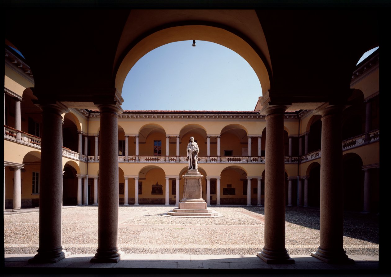 Utsikt över innergården med statyn av Alessandro Volta (1878) av School Italian
