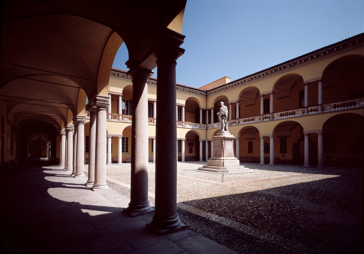 Utsikt över innergården med statyn av Alessandro Volta (1878) av School Italian