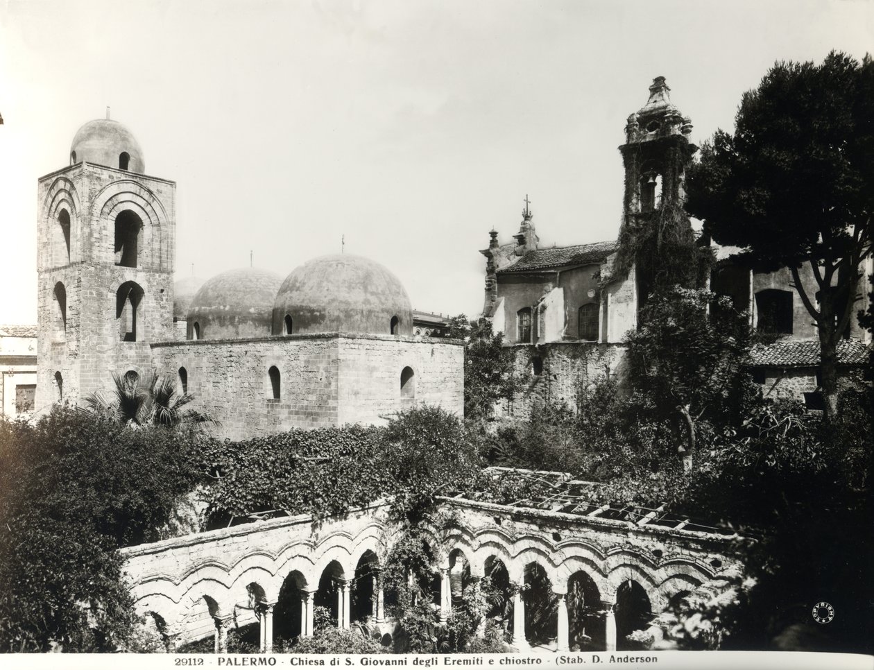 Vy över den östra delen av kyrkan som byggdes 1132-48 av kung Roger II (död 1154) av Sicilien och klostret som byggdes på 1200-talet (svart/vitt foto). av School Italian