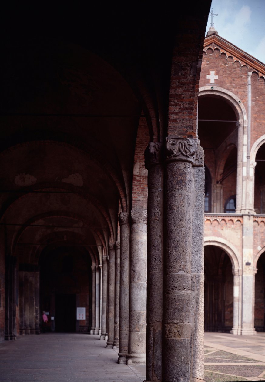 Utsikt över portiken till kyrkan Saint Ambrose (Saint Ambrose) (Basilica di Sant