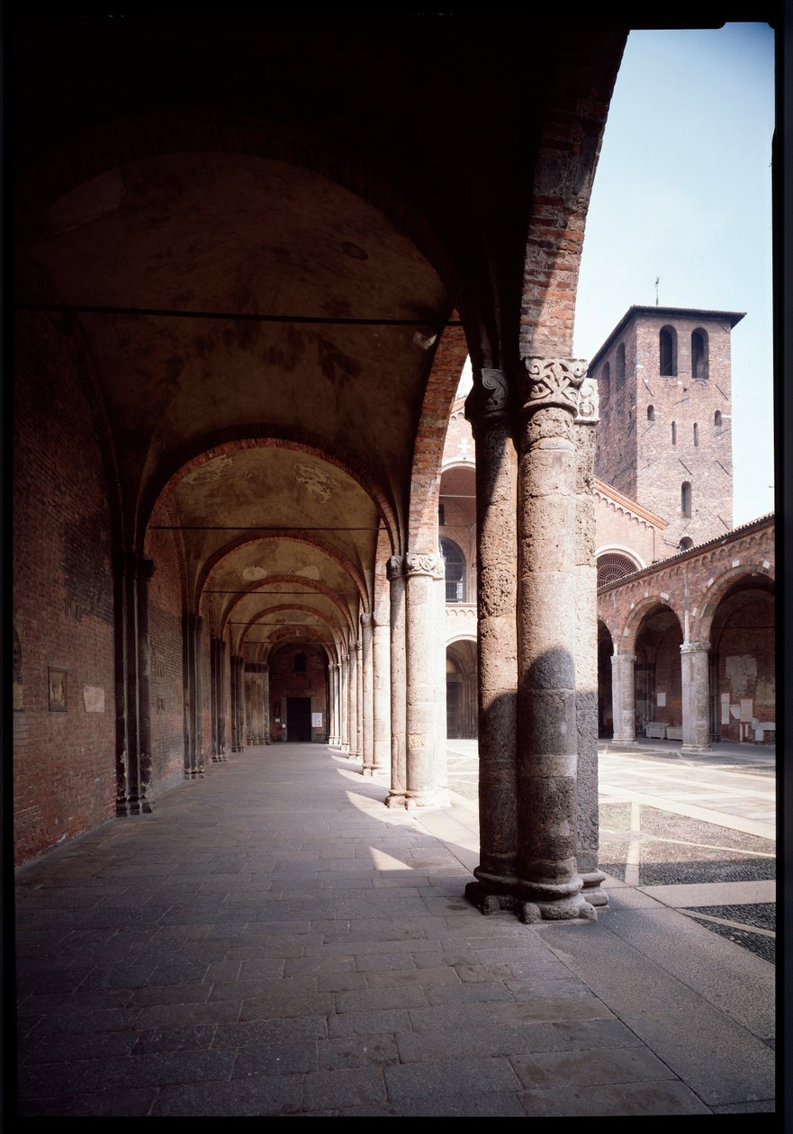 Utsikt över portiken till kyrkan Saint Ambrose (Saint Ambrose) (Basilica di Sant