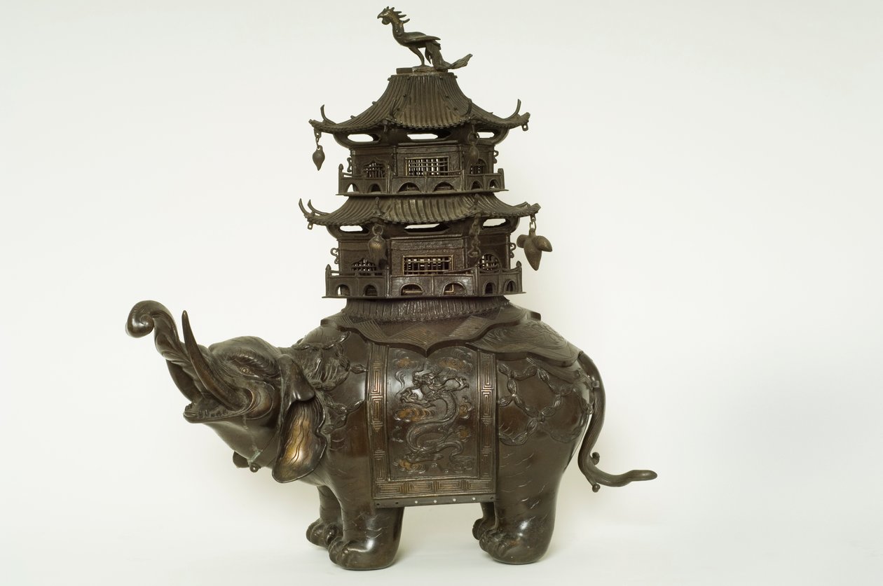 Figur av en elefant klädd i en howdah-duk, en utarbetad slinga och en pagod som bygger (brons) av Japanese School