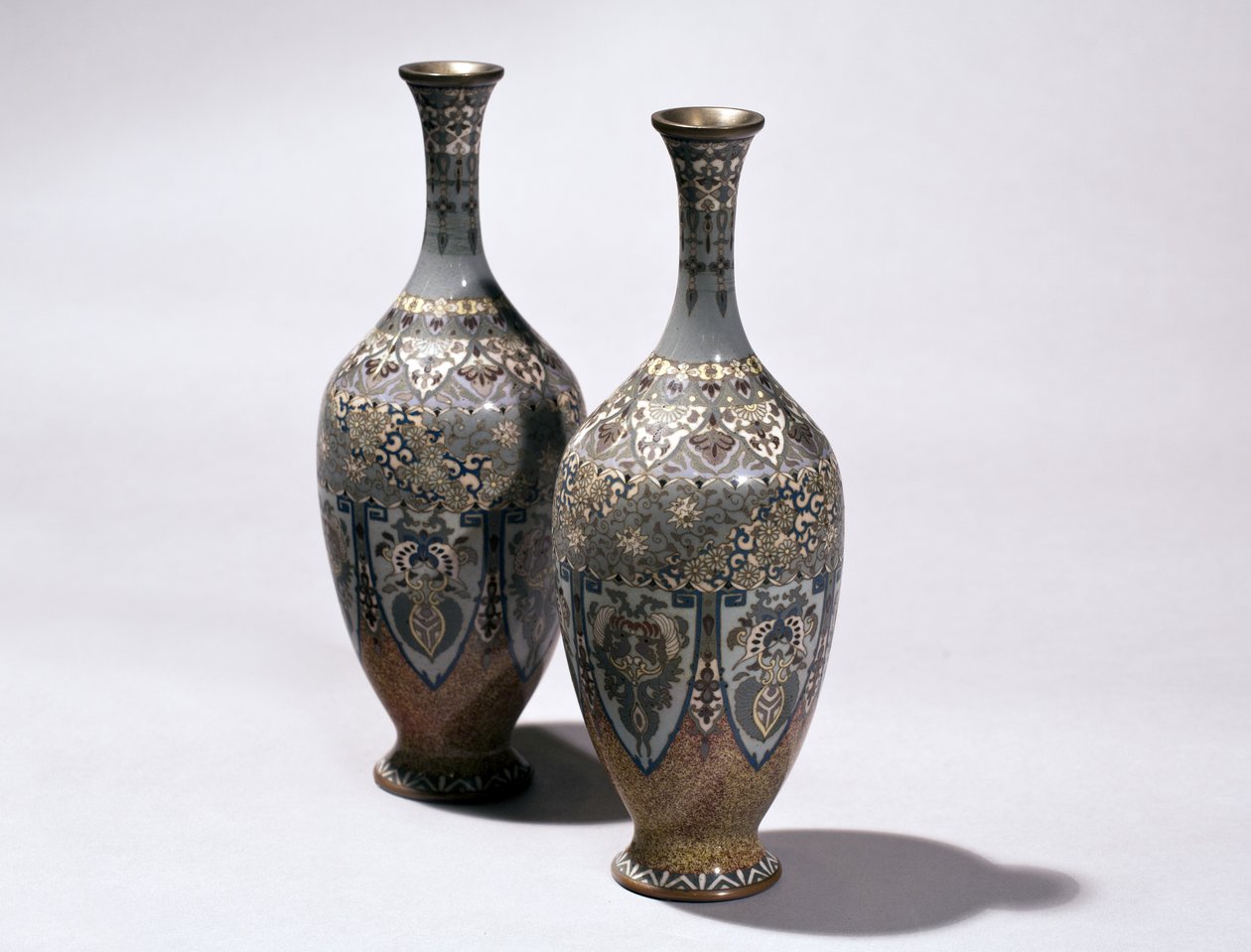 Två cloisonne vaser av Japanese School
