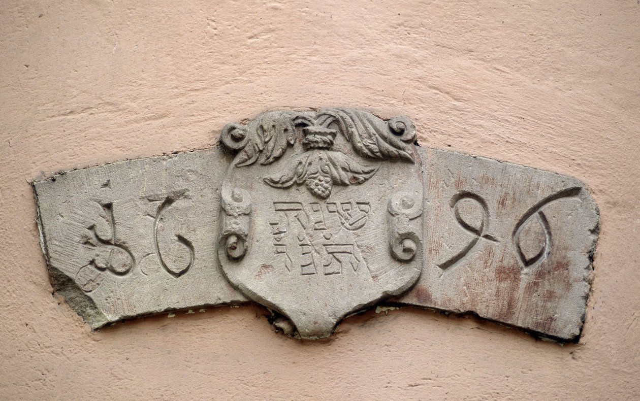 Judarnas gränd i Obernai (67). Platser för tillbedjan: inskription med ett hebreiskt datum och motsvarande datum för den kristna eran: 1696. En synagoga byggdes enligt uppgift två år efter auktorisation av Intendant La Grange, vilket tillät J av School Jewish