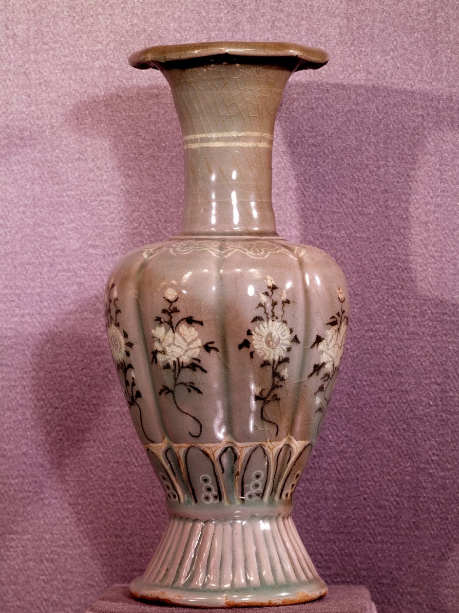 Art coreen: keramikvas dekorerad med blommor. Koryo period. 1100-talet. Museum of Fine Arts, Duksoo Palace, Korea av School Korean
