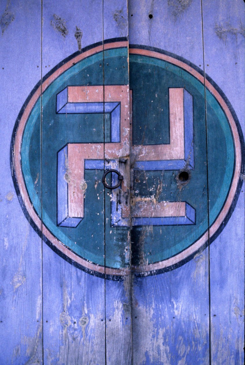 Symbol för buddhism på en av portarna till templet "Tongdosa"" i Pusan-regionen i Korea. av School Korean