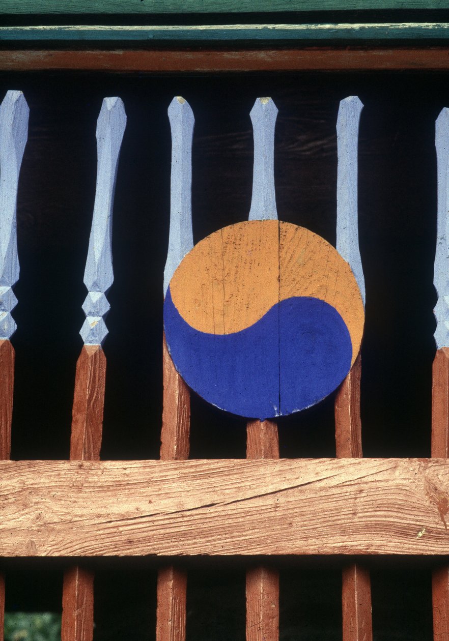Yin och Yang symbol på en träbarriär (Kree) av School Korean
