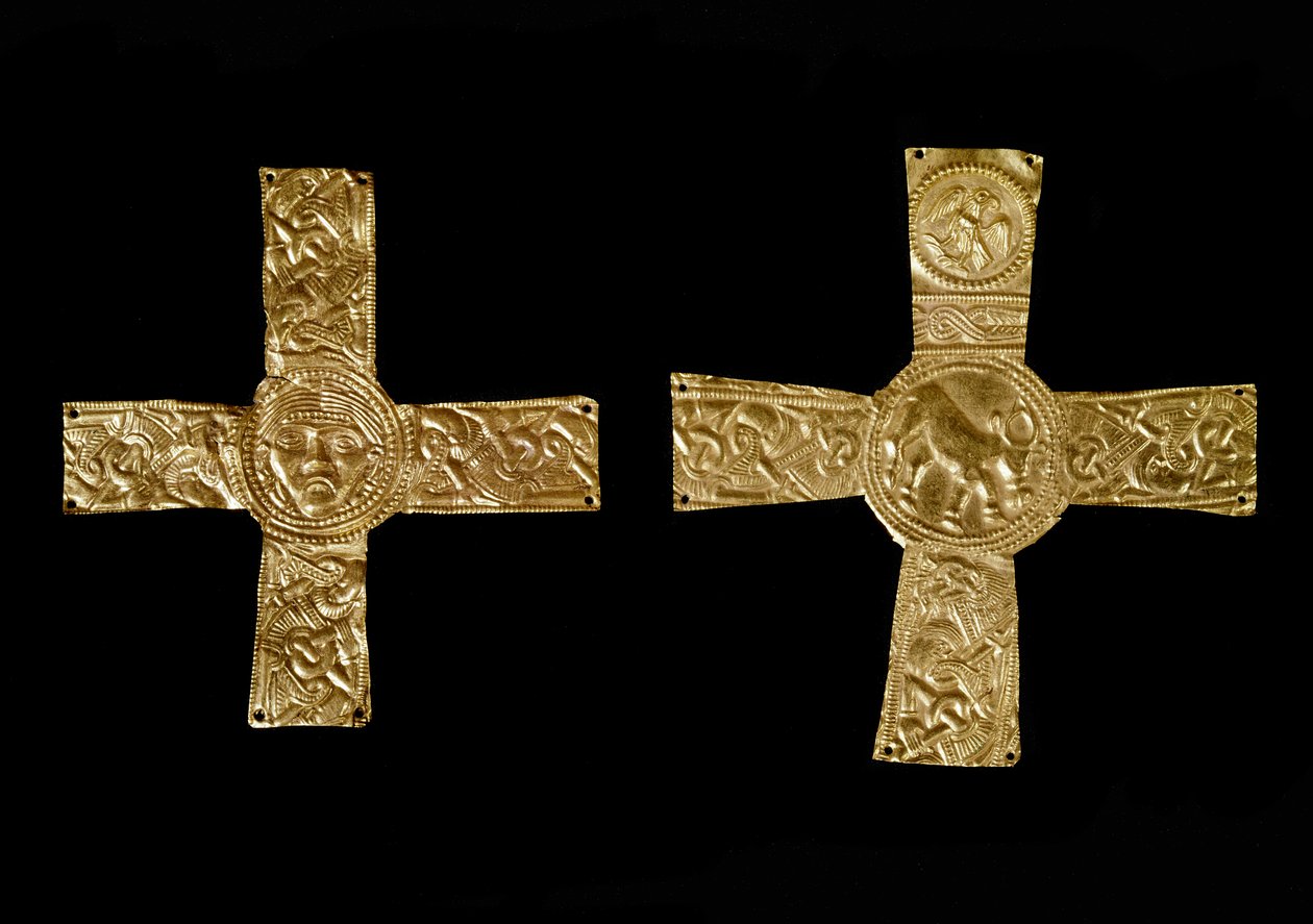 Medeltidens arkeologi (medeltiden). Barbarisk konst i Lombardiet: bröstkors i bladguld. Lombardisk konst från 700-talet. Italien, Cividale del Friuli, Arkeologiskt museum av School Lombard