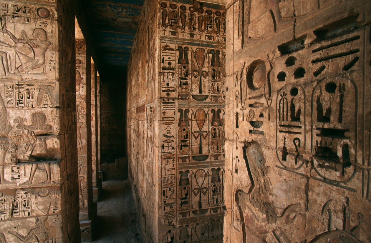 Egypten, Medinet Habu, Luxor, Luxor Governorate, Ramses III:s bårhustempel. Detalj av kolonner och väggar snidade med figurer och heiroglyfer av R. and Smith Simkin