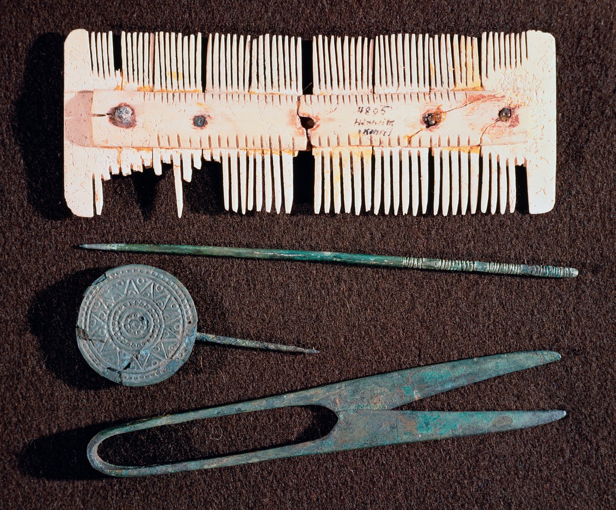 Barbarian civilisation: toalettartiklar (kam, sax) från merovingertiden. 400-800-talet. Strasbourg, Palais Rohans arkeologiska museum av School Merovingian