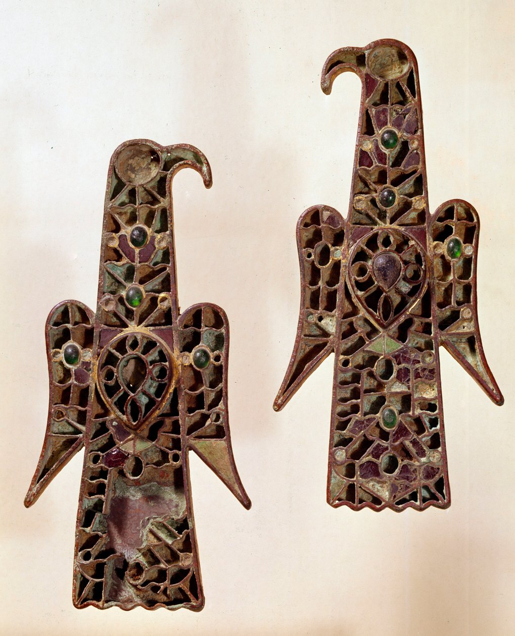 Merovingerkonst: Par fibuler (säkertapp) aqualiformes (örnar). Emalj cloisonné, 600-talet, merovingerdynasti (481-751). från Castelsagrat. Musee Cluny, Paris. av School Merovingian