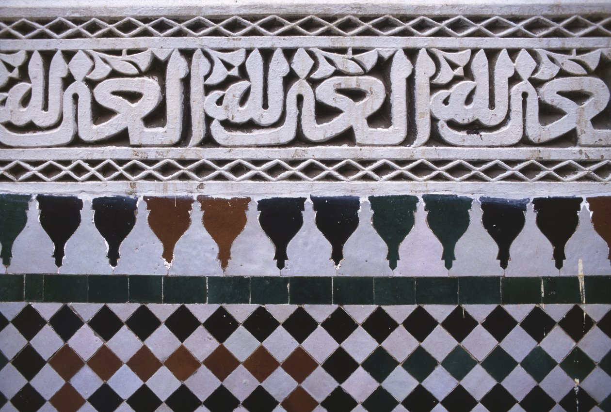 Detalj av en vägg på innergården (kakel och stuckatur) av School Moroccan
