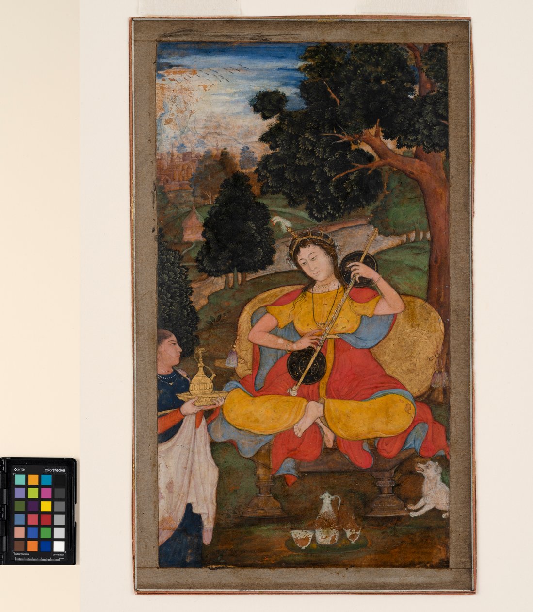 En sittande kvinna spelar vina, uppvaktad av en tjänare, ca 1590 (ogenomskinlig akvarell och guld på papper) av School Mughal