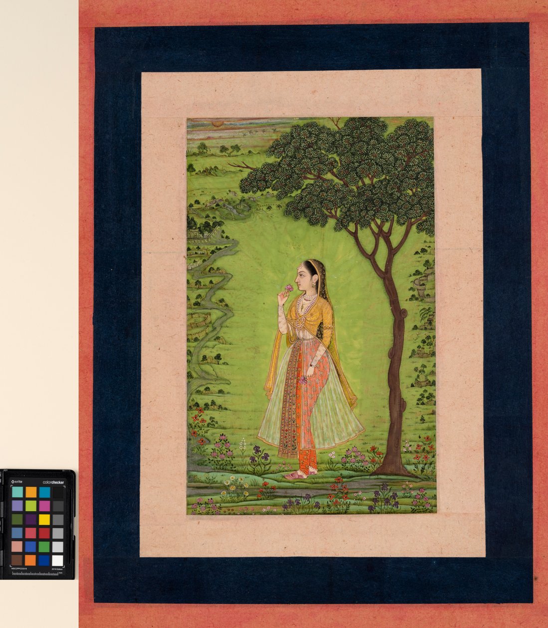 En kvinna som står vid ett träd och håller i en blomma, ca 1720 (ogenomskinlig w/c och guld på papper) av School Mughal
