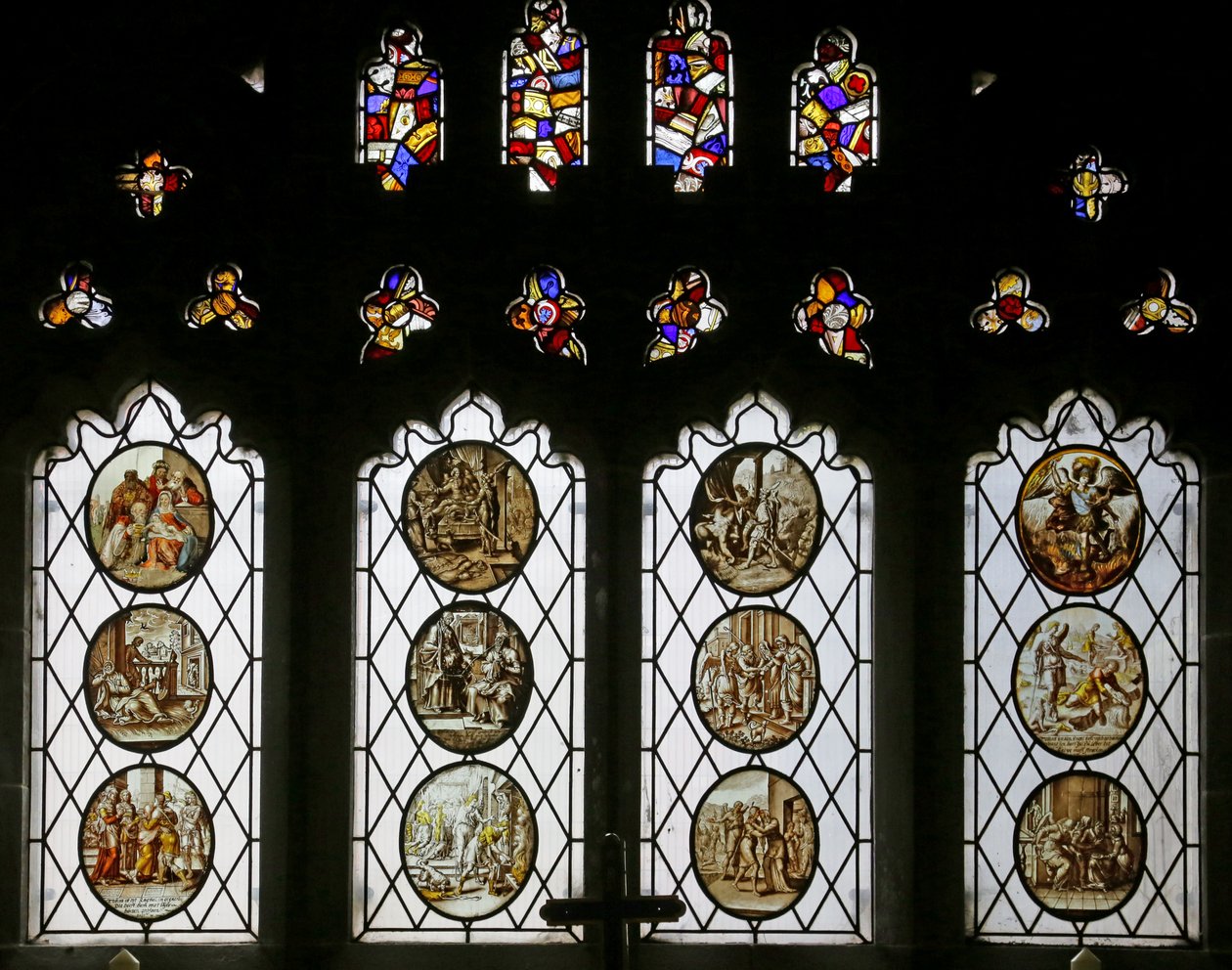 Återställ femiska rundlar (målat glas) av School Netherlandish