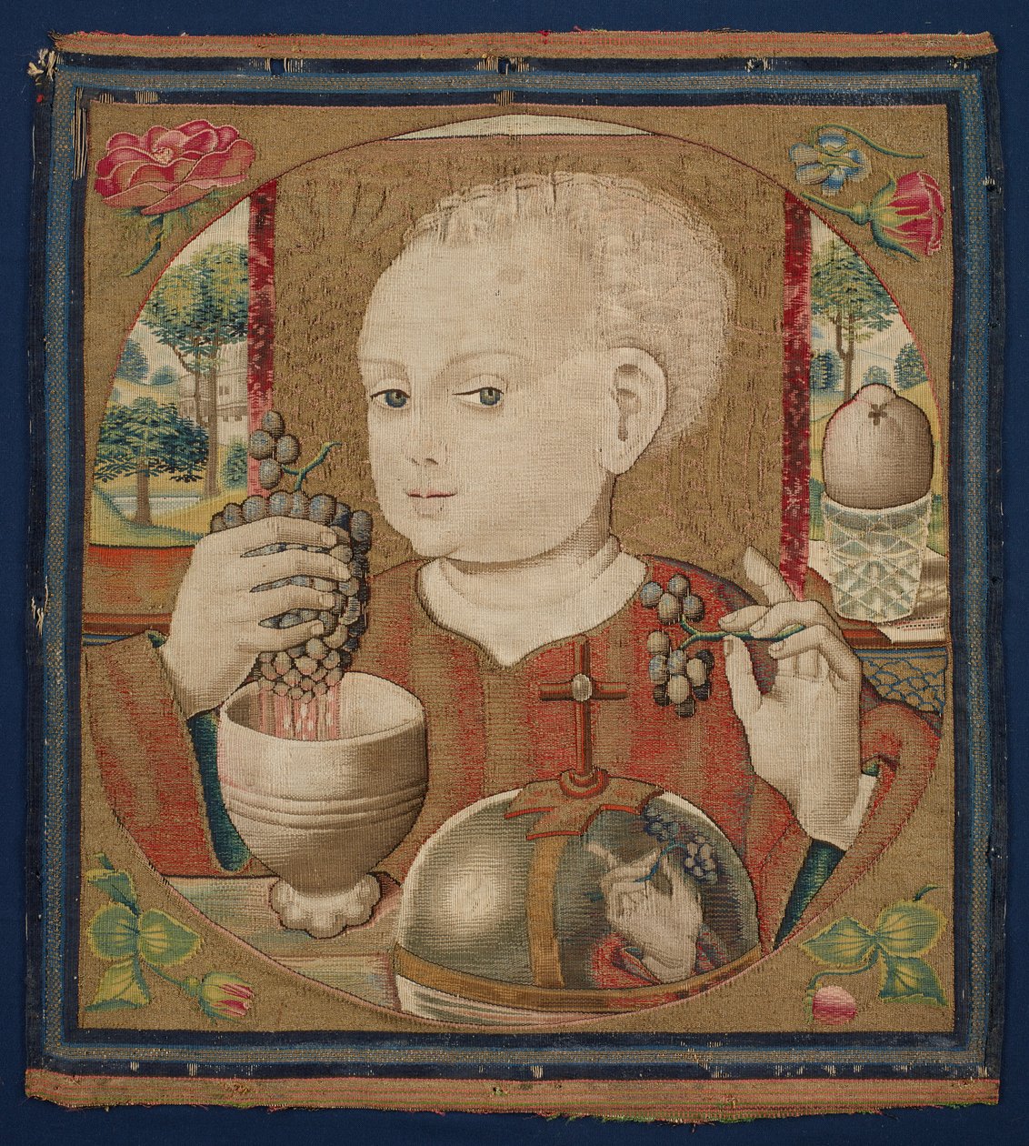 The Infant Christ Pressing the Wine of the Eucharist, c.1500 (linnevarp, ull, siden och förgyllda inslagsgarn) av School Netherlandish