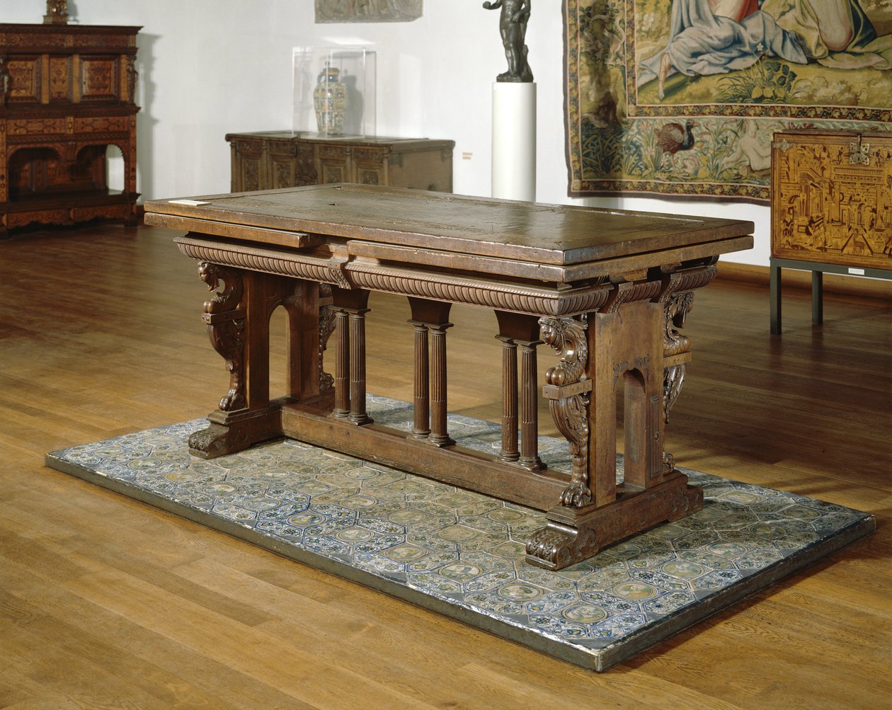 Valnötsbord med lådor på ekram med toskanska pelare.,1550-1600 (trä) av School Netherlandish