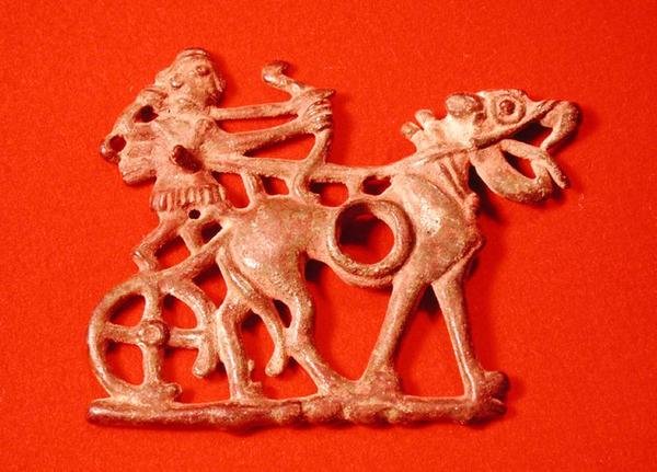 Hästbett föreställande en jägare på sin vagn som avfyrar sin båge, ca 1200-700 f.Kr. (brons) av School Persian