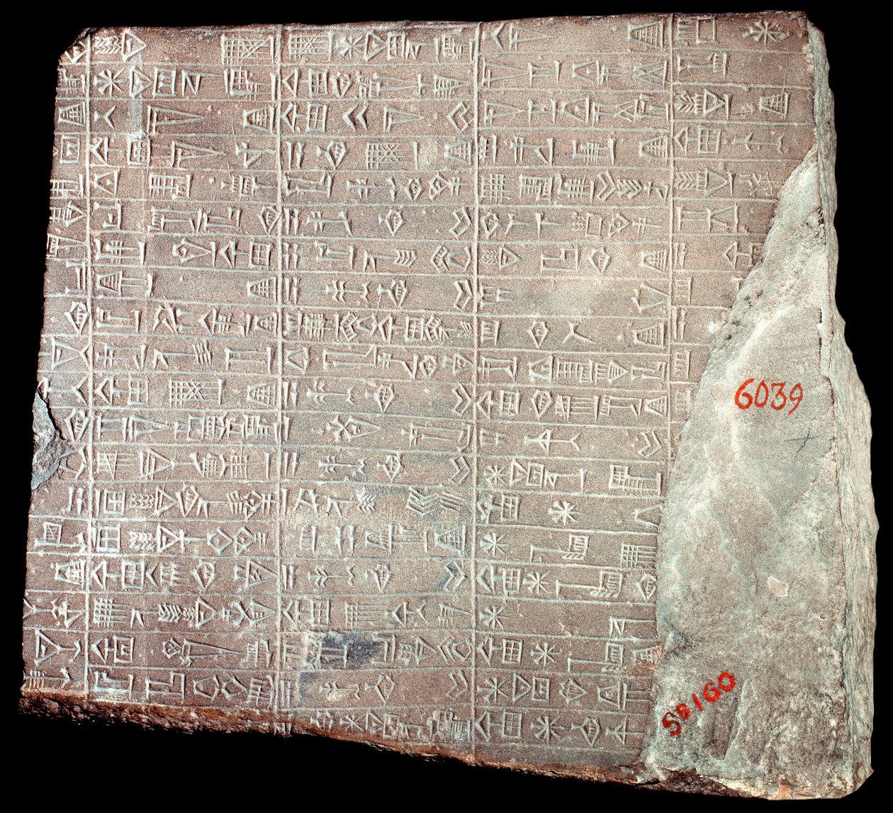 Mesopotamien: kalkstensstele med inskriptioner på akkadiska till minne av de arbeten som utförts för att hedra guden Inshushinak och gåvorna som gavs till honom; Iran, Susa, 2100 f.Kr av School Persian