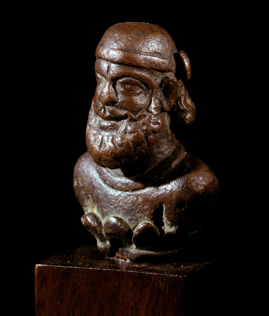 Persisk konst: byst av en parthisk prins i brons. 2:a århundradet f.Kr.-3:e århundradet e.Kr. Berlin. Staatliche Museum av School Persian