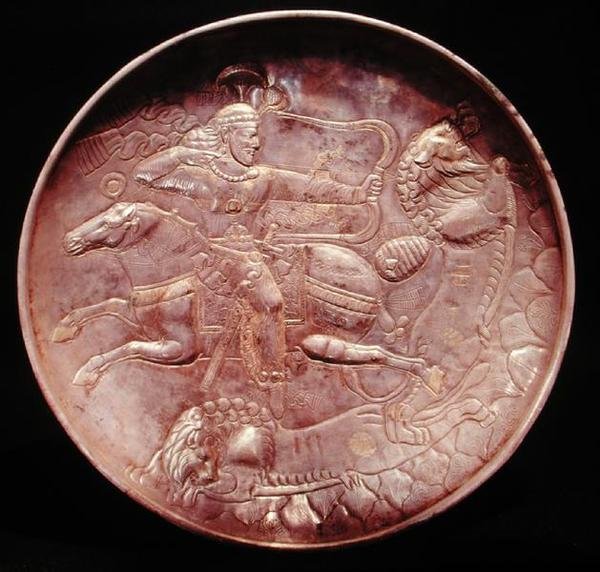Skylt föreställande en kunglig soldat som jagar lejon, 600-700-talet (silver) av School Persian