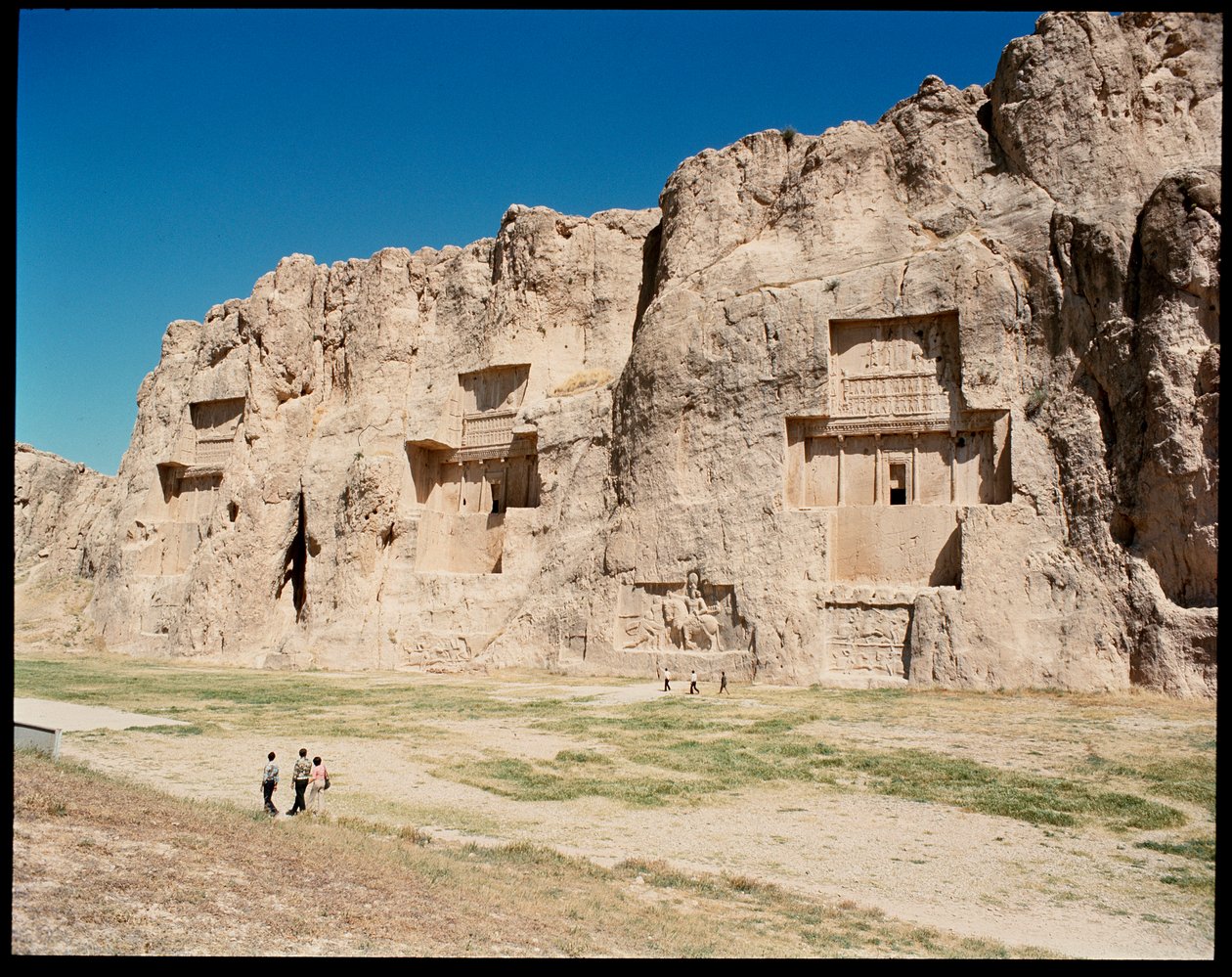 Utsikt över Necropolis och de fyra gravarna som tillhör Achaemenid kungar av School Persian