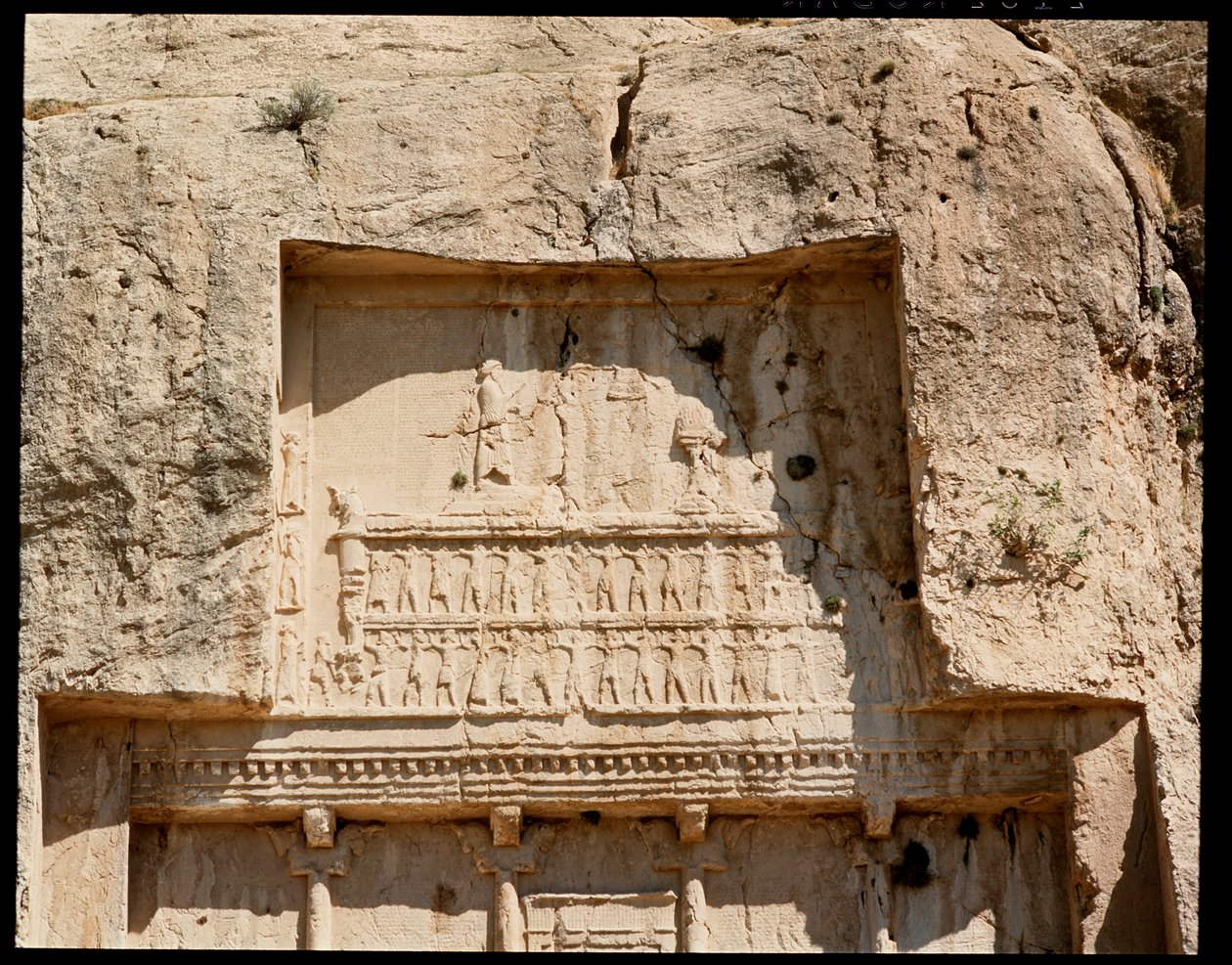 Utsikt över Necropolis och Darius I den stores grav med relief som representerar honom som hedrar solen av School Persian