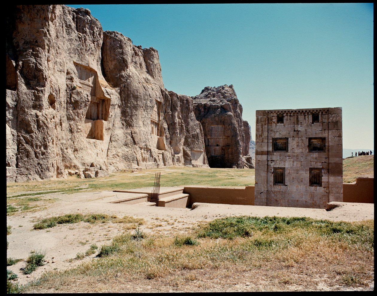 Utsikt över Necropolis och gravarna som tillhörde Achaemenid kungar, och kuben Zoroaster (Ka
