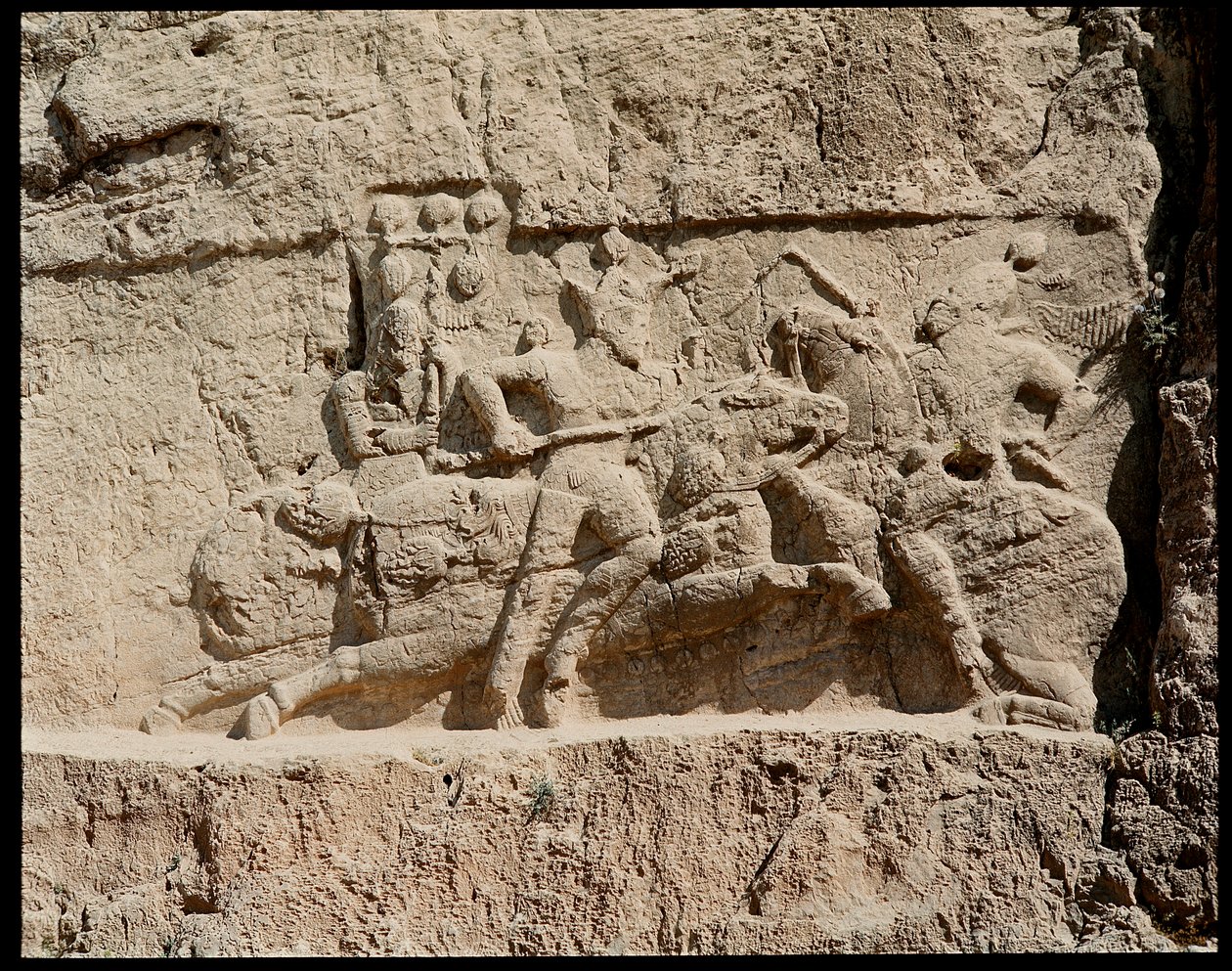 Utsikt över nekropolen och gravarna som tillhör akemenidernas kungar, relief som representerar stridsscener av School Persian
