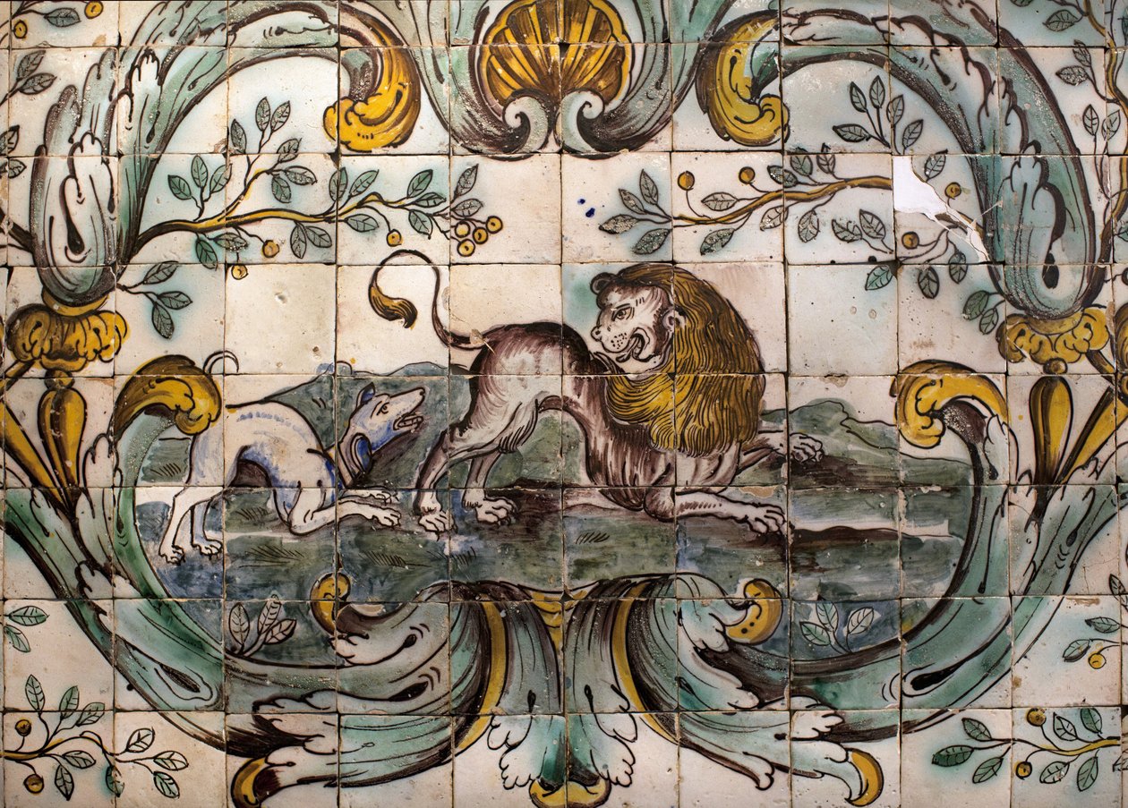 Hund som hotar ett lejon - Detalj av en dekorativ panel av jaktrummet i det före detta palatset i Praia, a Belem, Lissabon (Portugal) (Hund attackerar ett lejon, dekorativ panel från jaktrummet i det före detta palatset i Praia, i Belem) - Musee national d av School Portuguese