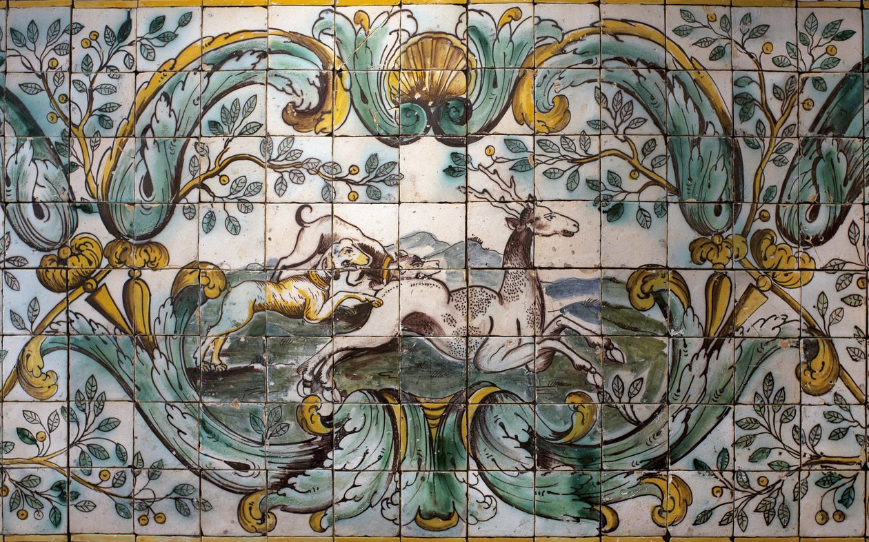 Hundar som jagar ett rådjur - Detalj av en dekorativ kakelpanel från jaktrummet i det före detta palatset i Praia, a Belem, Lissabon (Portugal) (Två hundar som jagar ett rådjur - dekorativ panel från jaktrummet i det före detta palatset i Praia, kl. Belem) av School Portuguese