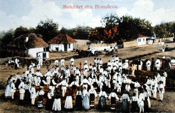Vykort som visar rumäner som dansar i en by, ca 1910 (färg litho) av School Romanian