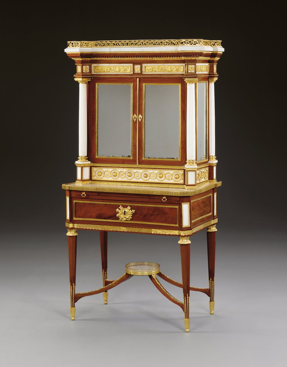 En rysk ormolu-monterad vit marmor och mahogny bonheur du jour, c.1790 (ormolu, marmor & mahogny) av School Russian