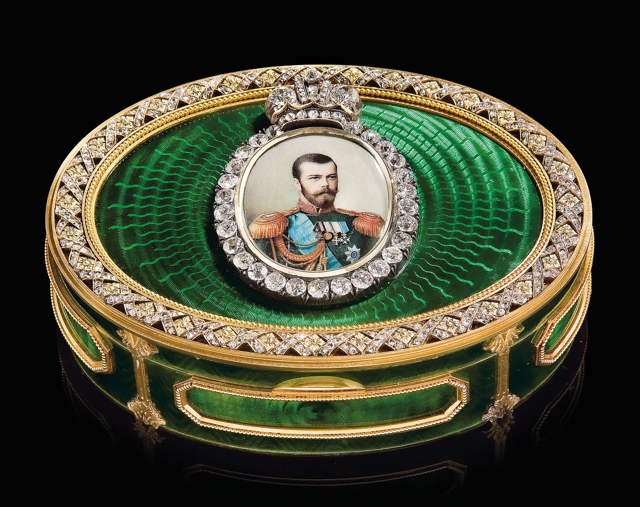 En juvelförsedd snusdosa med en akvarellminiatyr av kejsar Nicholas II, ca. 1890 (juveler, guld, emalj, elfenben, akvarell) av School Russian
