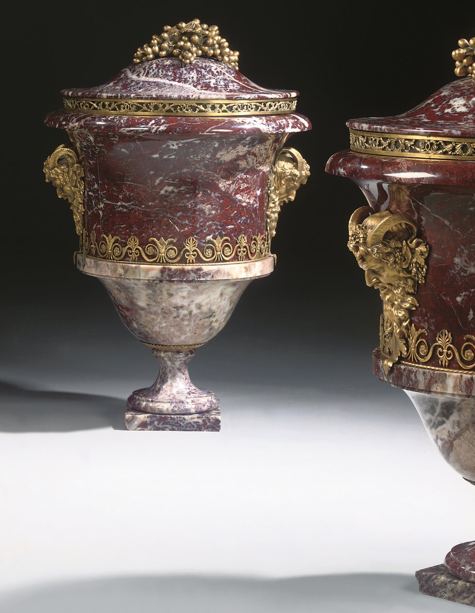 Ett par vaser, ca 1790 (jaspis & ormolu) av School Russian