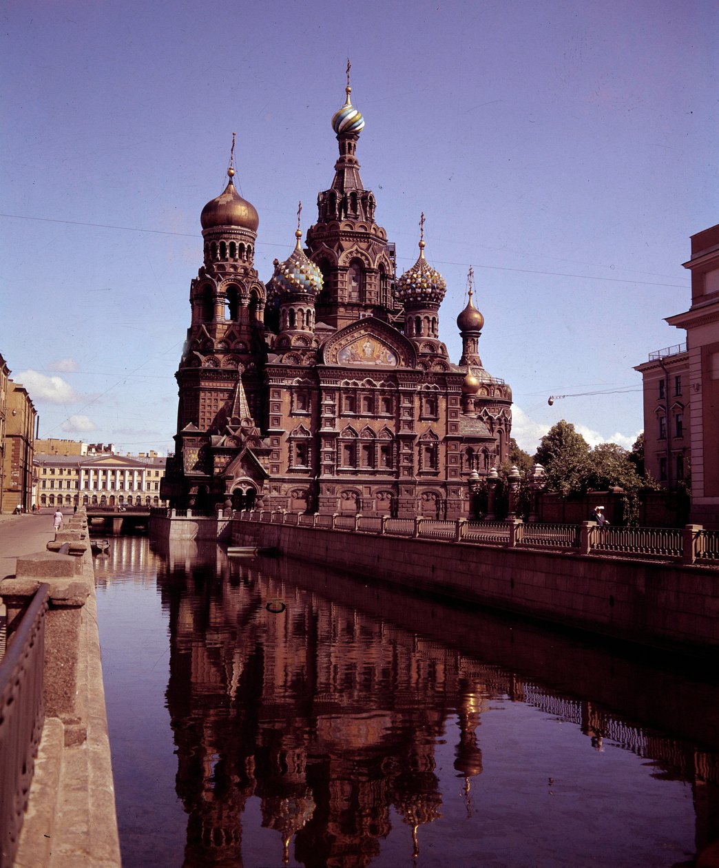 Arkitektur: utsikt över den Helige Frälsarens kyrka och Sangversen realiserad mellan 1883 och 1907. St. Petersburg. Ryssland av School Russian