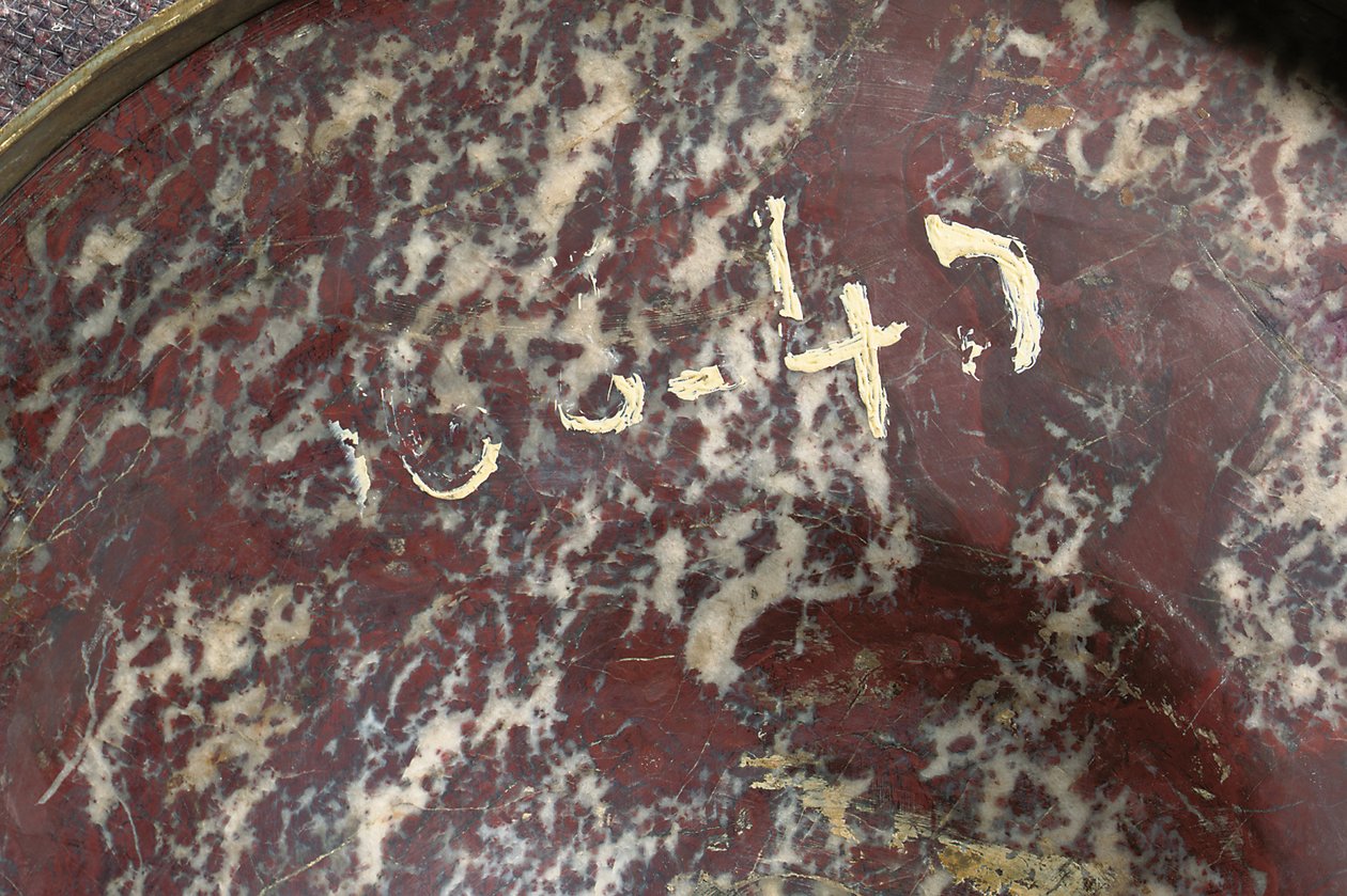 Detalj från en av ett par vaser, ca 1790 (jaspis & ormolu) av School Russian