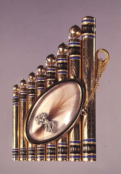 Guldhänge med emaljdekor och satt med en medaljong innehållande ett hårlock i en diamantinsatt rosett (framsida), ryskt, tidigt 1800-tal (guld, enael och diamant) av School Russian