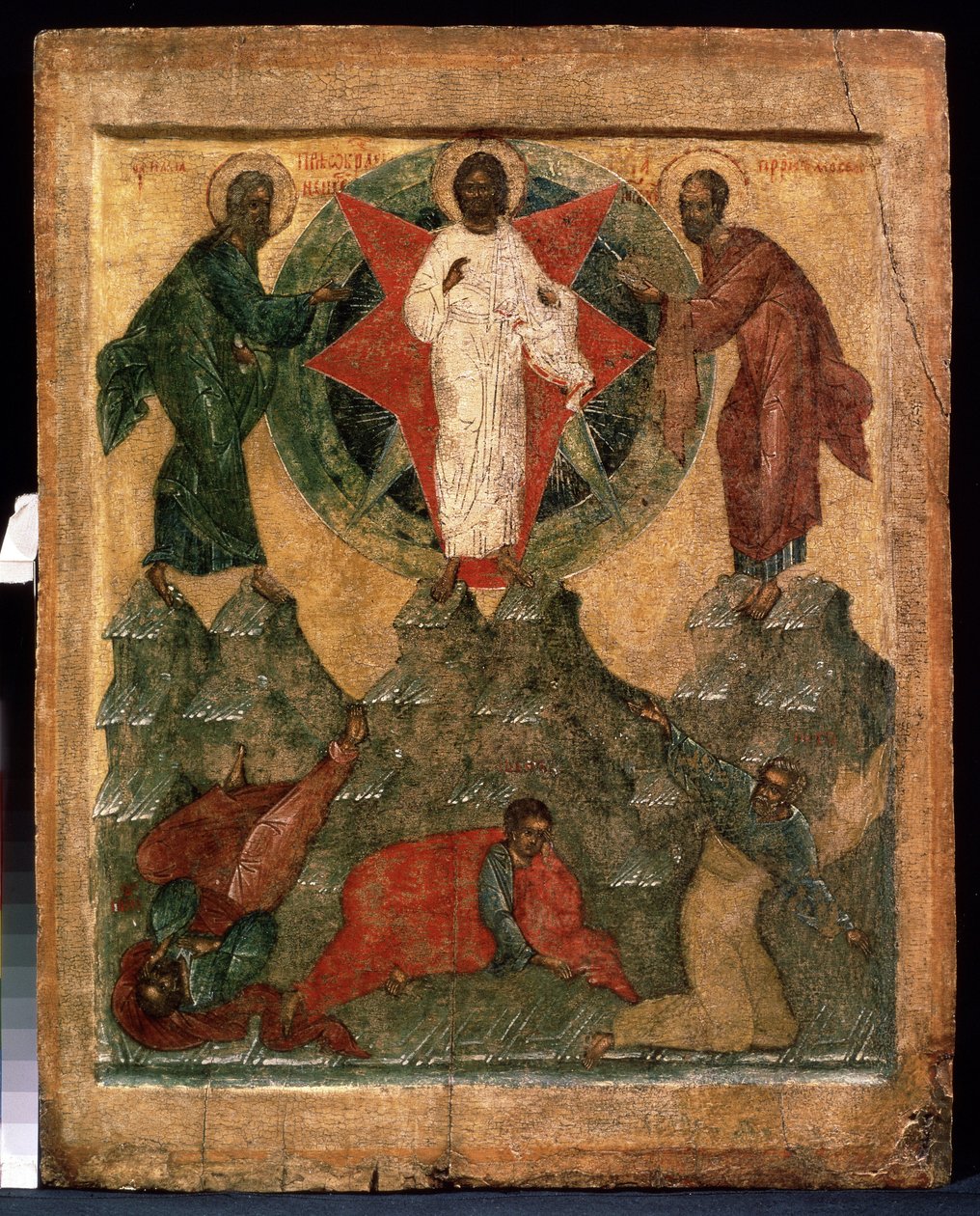 ""Jesu förvandling"" Kristus klädd i vitt är omgiven av Moses och Elia, nedanför apostlarna Johannes, Petrus och Jakob. Rysk ikon. Målning på trä från början av 1500-talet. Regionala konstmuseet, Archangelsk av School Russian