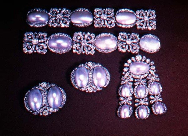 Set med smycken, brosch, öronklämmor och armband, andra hälften av 1700-talet (guld, diamanter och pärlemor) av School Russian