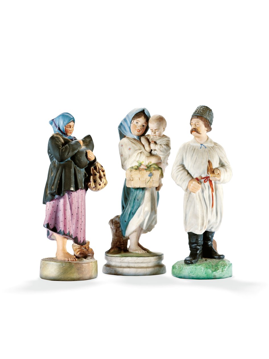 Tre porslinsfigurer föreställande två kvinnor som håller barn och en Cossak med pipa, sent 1800-tal (porslin) av School Russian