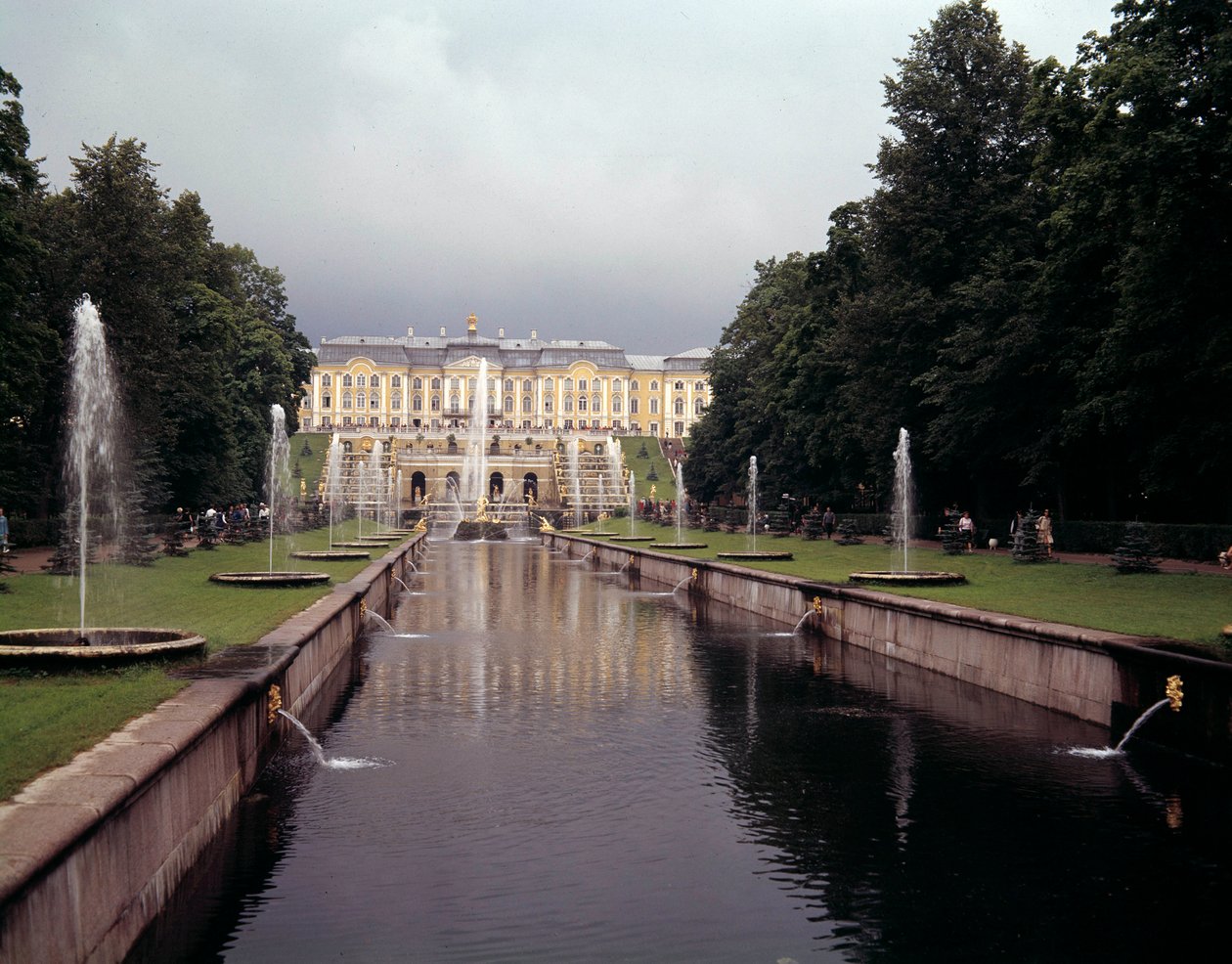 Utsikt över det stora vattenfallet i slottet Peterhof, realiserat under Peter den store nära Sankt Petersburg, Ryssland av School Russian