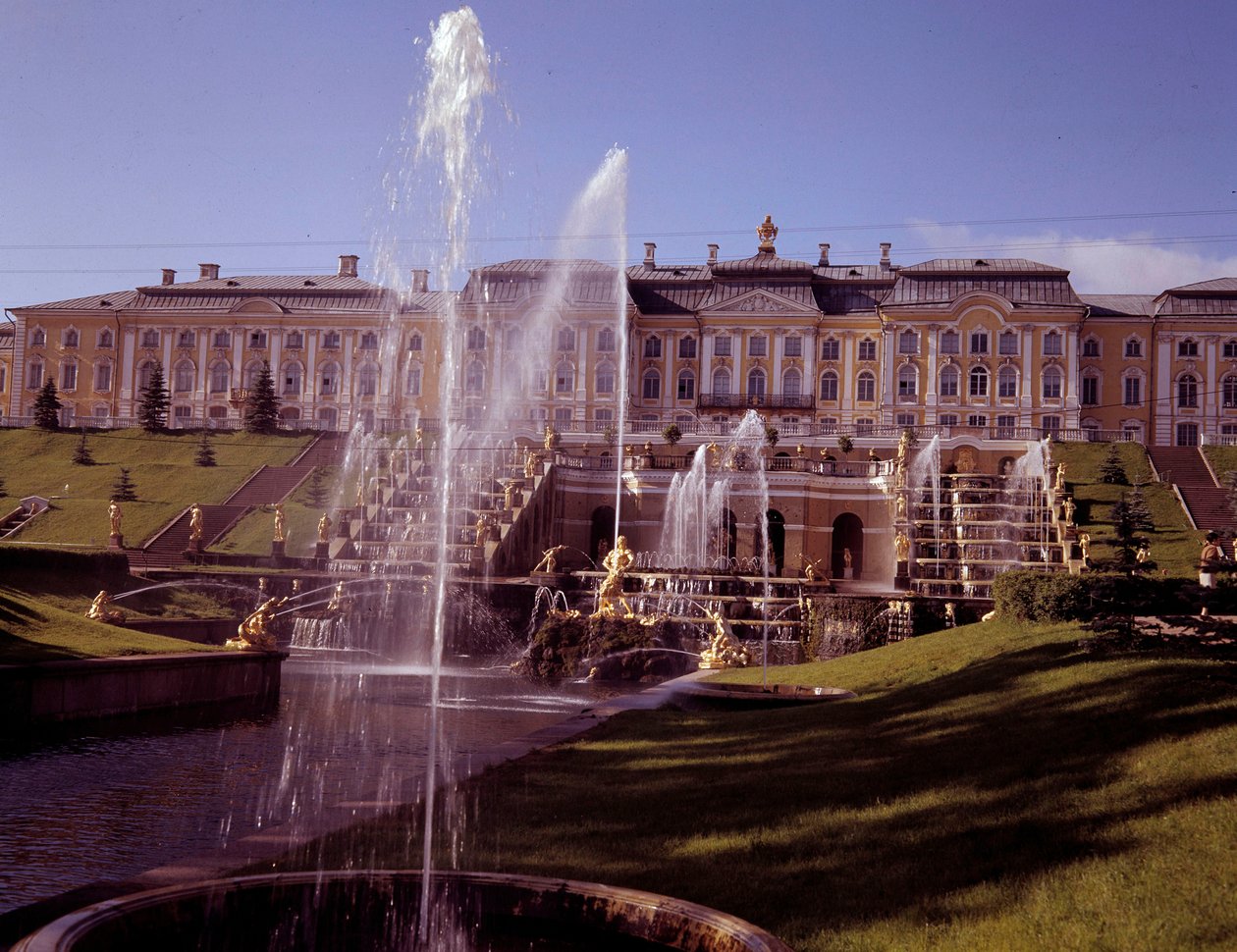 Utsikt över det stora vattenfallet i slottet Peterhof, realiserat under Peter den store nära Sankt Petersburg, Ryssland av School Russian