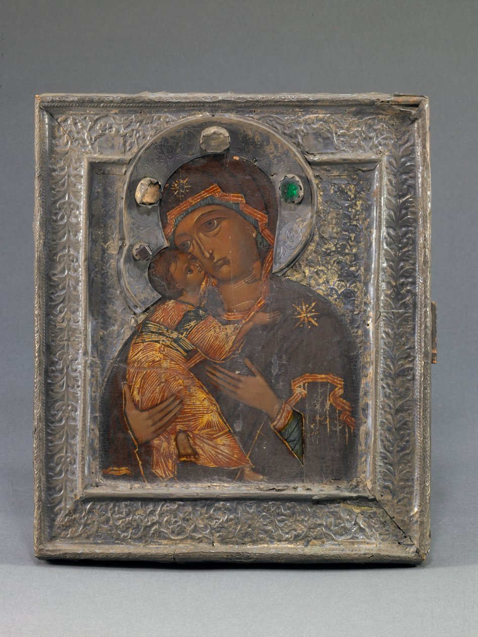 Vladimir Guds Moder Ikon med gloria, ikon mitten av 1600-talet, bård slutet av 1600-talet, gloria 1700-talet (silver, metallegering, glasstenar  tempera på trä) av School Russian