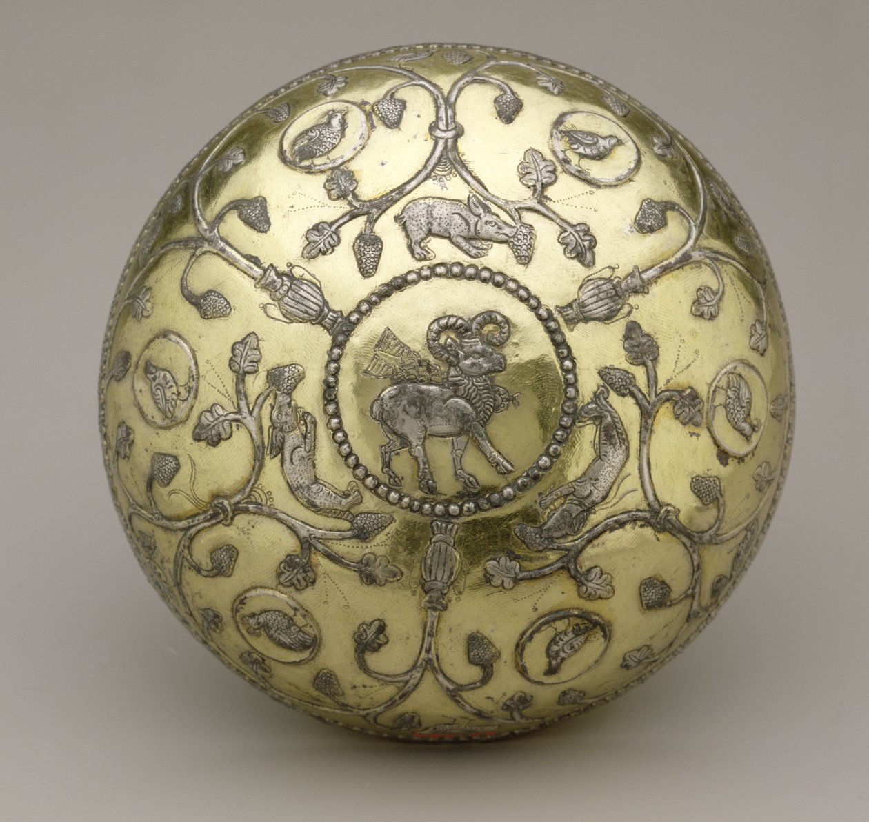 Skål, 600-700-talet e.Kr. (förgyllt och snidat silver) av School Sasanian