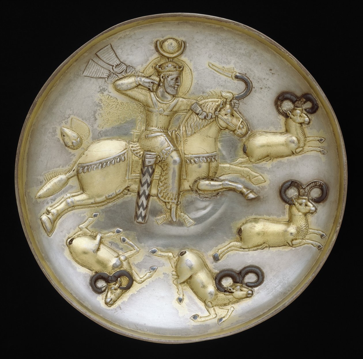 Tallrik med kungajaktvädurar, ca 500 e.Kr. (silver, kvicksilverförgyllning, nielloinläggning) av School Sasanian