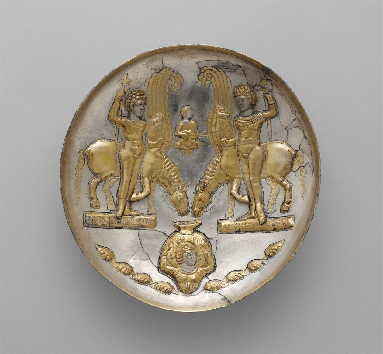Tallrik med ungdomar och bevingade hästar, ca 500-600-talet e.Kr. (silver, kvicksilverförgyllning) av School Sasanian
