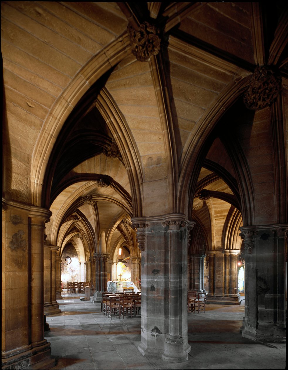 Gotisk konst: Utsikt över krypten och nedre kyrkan i Glasgow Cathedral. 1100-talet. Skottland av Scottish School