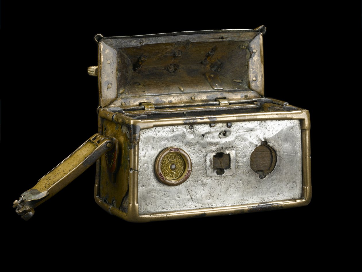 The Monymusk Reliquary, c.8th century AD (brons, silver, trä, kopparlegering, glas, emalj) av Scottish School