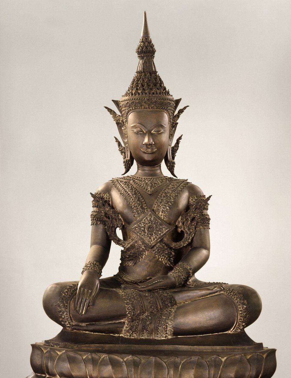 Buddha i naturlig storlek i kunglig klädsel (brons) av School Siamese